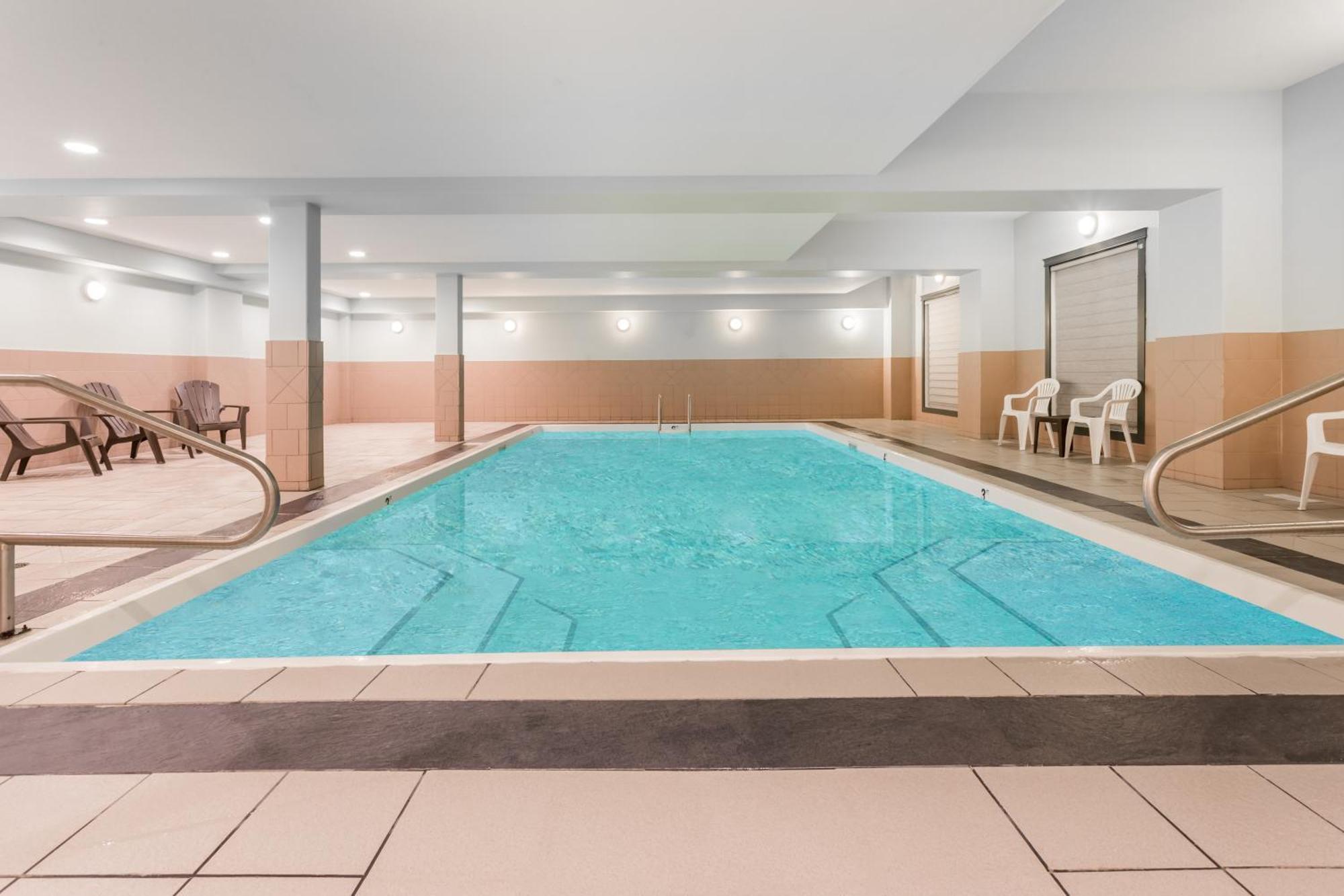 Ramada By Wyndham Hinton Hotel Eksteriør billede
